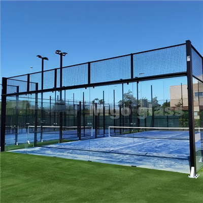 Padel Courtin lasipaneeli